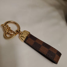 Load image into Gallery viewer, City Chic Luxe Keychain
